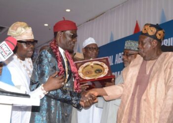 Ganduje receiving award